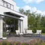 Anthrazit Halbkassettenmarkise (4x2,5m) mit Solarbetrieb am Haus mit Sitzgruppe auf Terrasse.