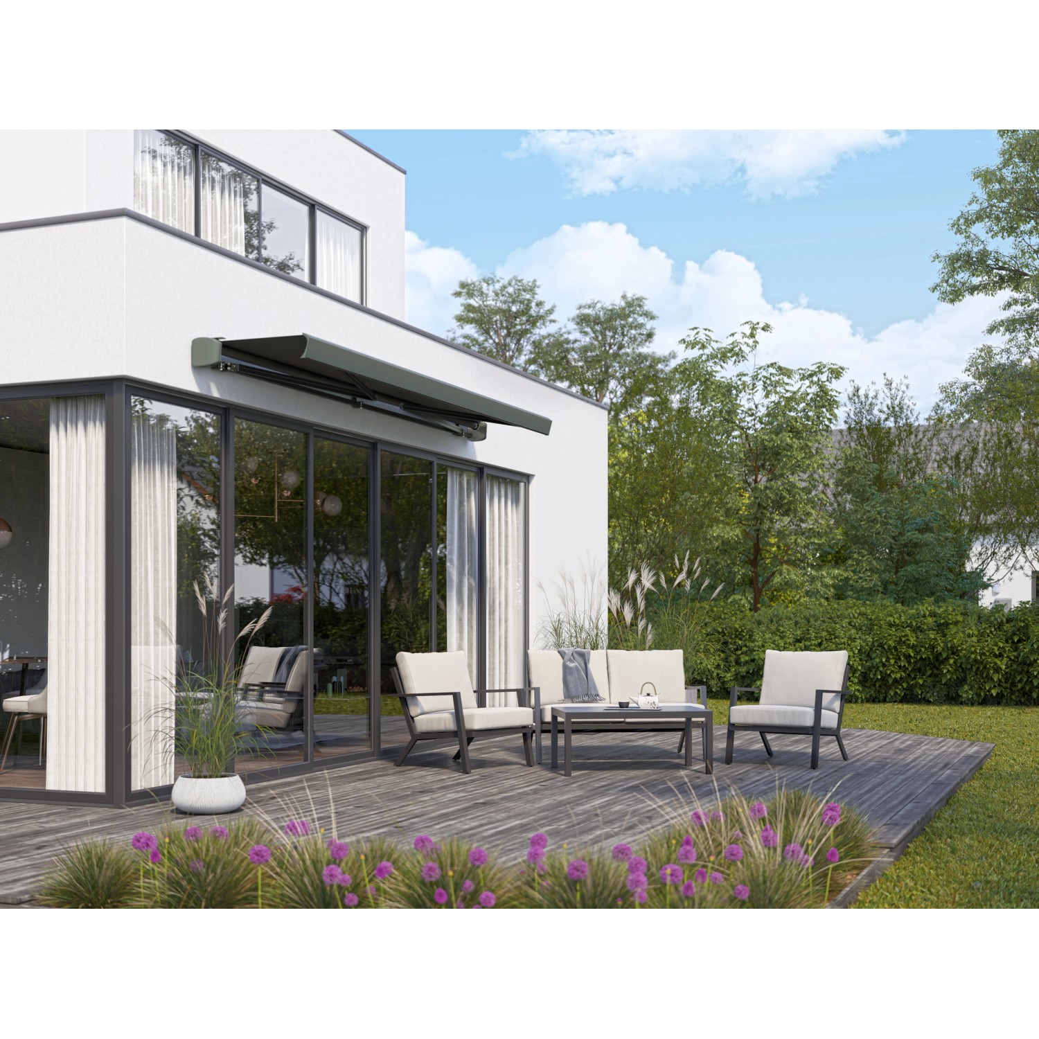 Anthrazit Halbkassettenmarkise (4x2,5m) mit Solarbetrieb am Haus mit Sitzgruppe auf Terrasse.