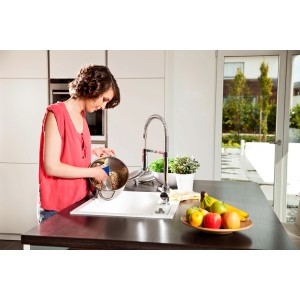 Frau reinigt Topf mit Vileda Glitzi Plus Schwamm in der Küche.