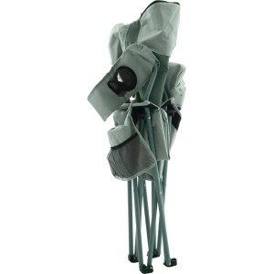 Zusammengeklappter, grüner Campingstuhl Nejapa mit Getränkehalter und Kühltasche.