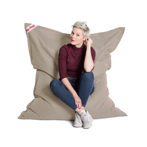 Sitting Point Sitzsack Big Bag Brava 300 l Khaki mit sitzender Person.