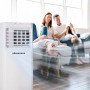 Weiße Könighaus mobile Klimaanlage kühlt Wohnzimmer, Familie entspannt lachend auf Sofa. 9000 BTU.