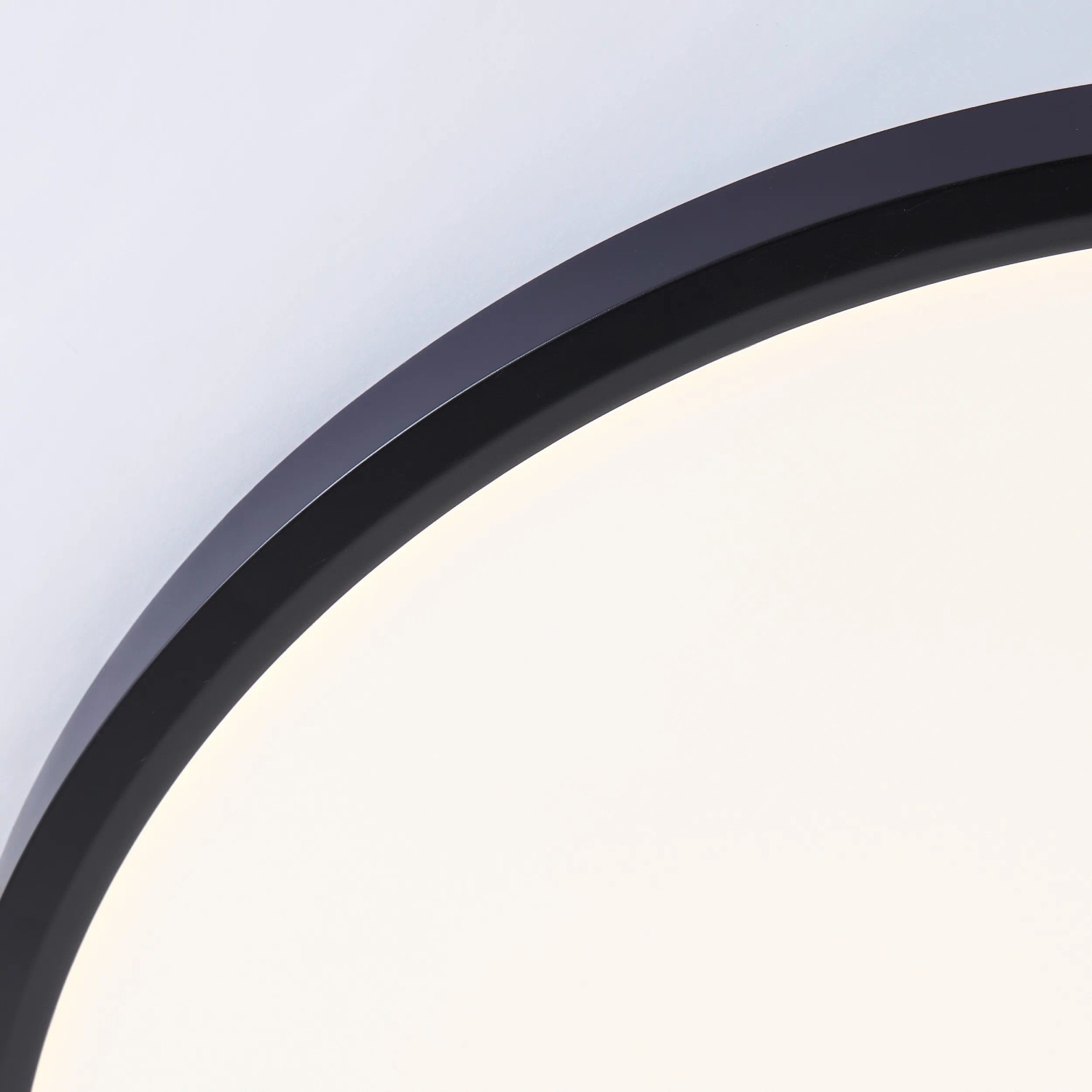 Runde, smarte LED-Deckenleuchte Lotti in Schwarz/Weiß, dimmbar und mit RGB Funktion.