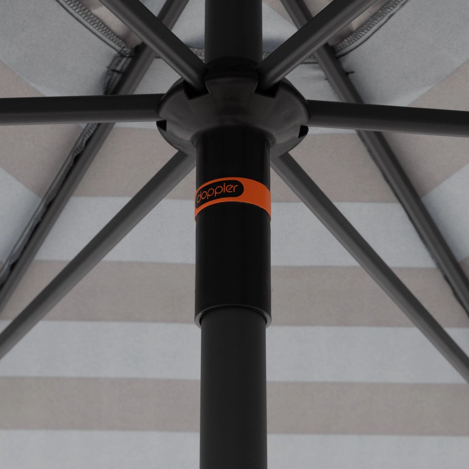 Detailaufnahme: Doppler Marktschirm MyZone blau-grau, Fokus auf Mast und Streben.