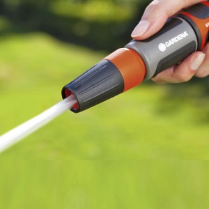 Gardena Reinigungsspritze in Aktion: Wasserstrahl für die Gartenreinigung.