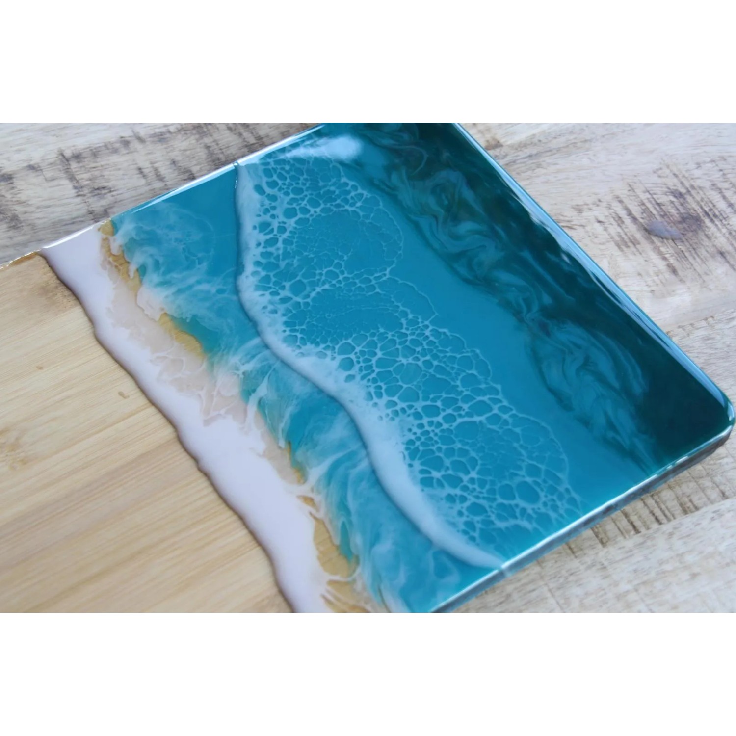 Klares Epoxidharz Resin für kreative Projekte, z.B. River-Table Design.
