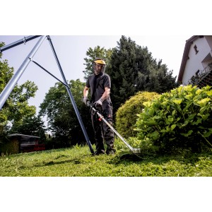 Akku-Rasentrimmer RTD 18 LTX BL 30 von Metabo im Einsatz beim Trimmen von Rasen.