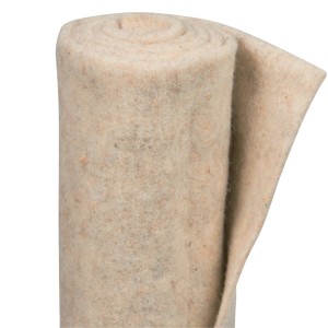 Gerollte Videx Garden Schafwollmatte, wollweiß, 150x50 cm, für den Winterschutz im Garten.