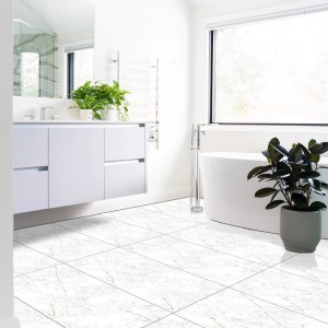 Badezimmer mit Bodenfliese Wave, Feinsteinzeug in Marmoroptik, weiß glänzend, 60x120 cm.
