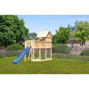 Karibu Stelzenhaus Frieda mit blauer Rutsche und Anbauplattform im Garten.