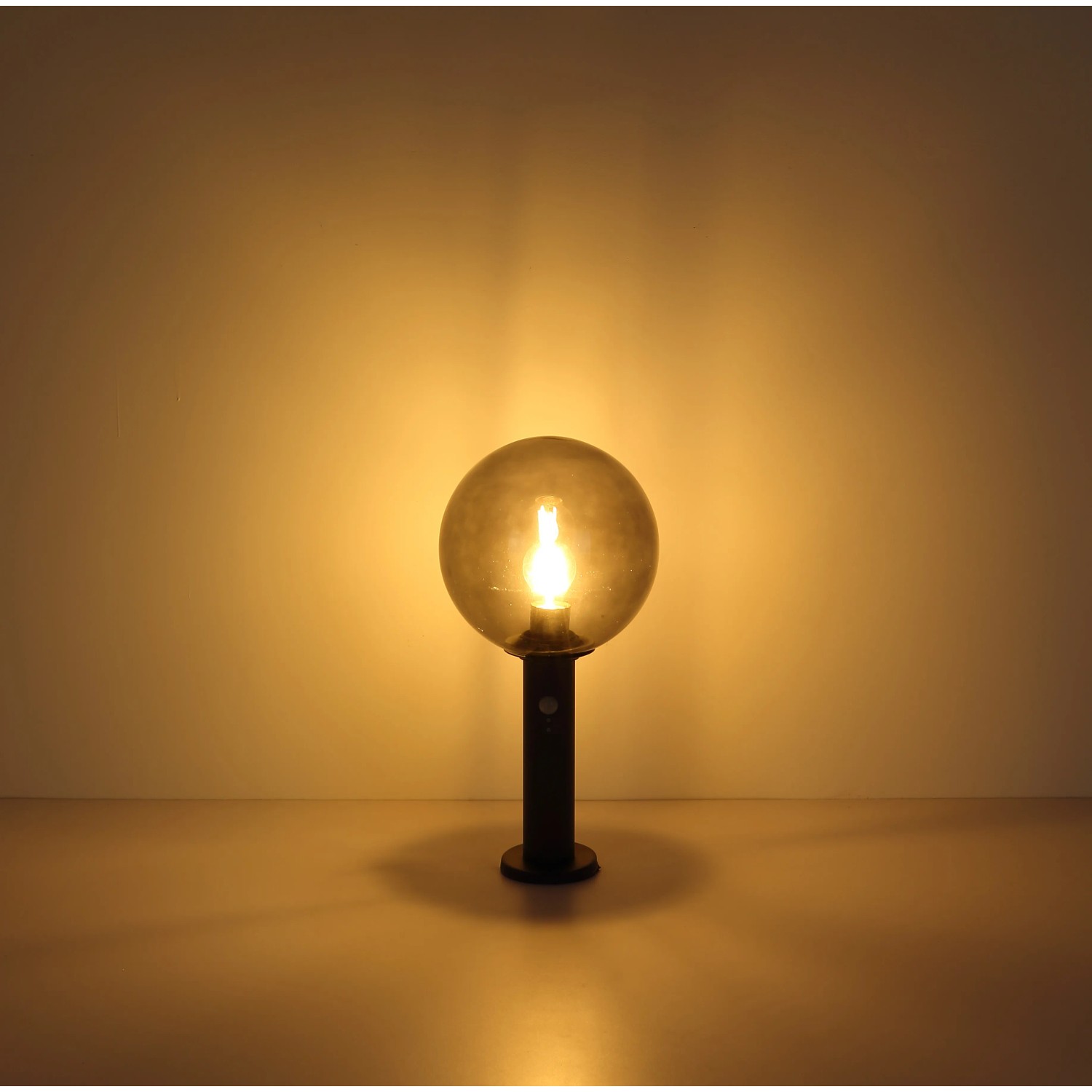 Globo Außenleuchte Hedwig mit Sensor, anthrazitfarben, Glaskugel Ø 25 cm. Wandleuchte für den Außenbereich.