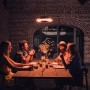 Enders Marbella Deckenstrahler spendet Wärme über einem Esstisch mit vier Personen im Außenbereich.