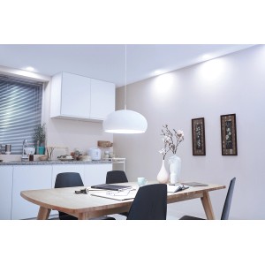 Philips LED E27 Leuchtmittel, 9,5W, warmweiß, in Küche über Esstisch.