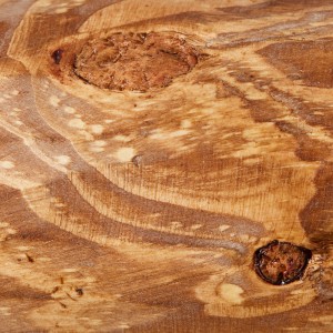 Detailaufnahme: Kiefernholz der Brilliant Pendelleuchte Vander, braune Holzmaserung und Astlöcher.