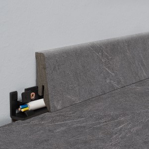 Dunkelgraue Sockelleiste Binyl Pro Brecon Slate mit Kabelkanal und Montageclip.