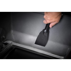 Napoleon Grillkammer-Reinigungsset, 3-teilig, im Einsatz mit Schaber zur Grillreinigung.