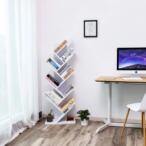 Weißes Vasagle Bücherregal in Baumform mit acht Fächern im Wohnzimmer.