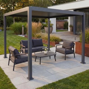 Anthrazitfarbene MCW Pergola P65 mit Lamellendach und Gartenmöbeln auf Terrasse.