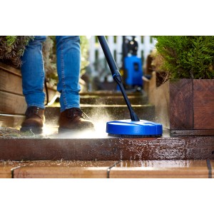 Nilfisk Floortec 350 Hauptkehrwalze im Einsatz zur Reinigung einer Holzterrasse.