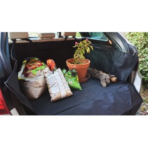 Cartrend Kofferraumschutzdecke im SUV/Kombi mit Ladung: Pflanze, Holz und Säcke.