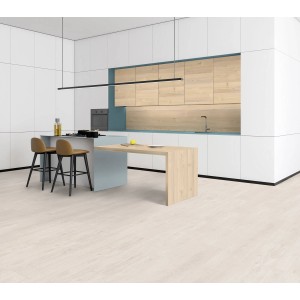 Kaindl Arbeitsplatte Kiefer Polar Urus in moderner Küche mit weißen Schränken und hellen Boden.