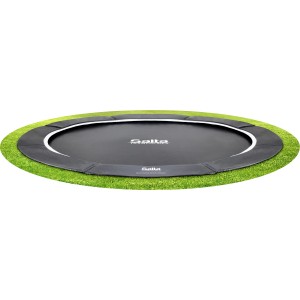 Schwarzes Salta Royal Baseground Trampolin (Ø 251 cm) im Garten integriert.