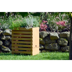 Dobar Hochbeet Rolling Garden Gr. M FSC® aus Holz mit Bepflanzung vor Steinmauer.