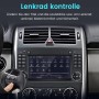 Junsun Autoradio im Mercedes-Benz Dashboard, zeigt Touchscreen und Hand bei Lenkradsteuerung. Autoelektrik, Android Radio.