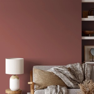 Wand in Altrosa mit V&CO Premium-Innenfarbe Dead Flat Matt Rot Farbton 1. Wohnraum-Szene mit Lampe und Sofa.