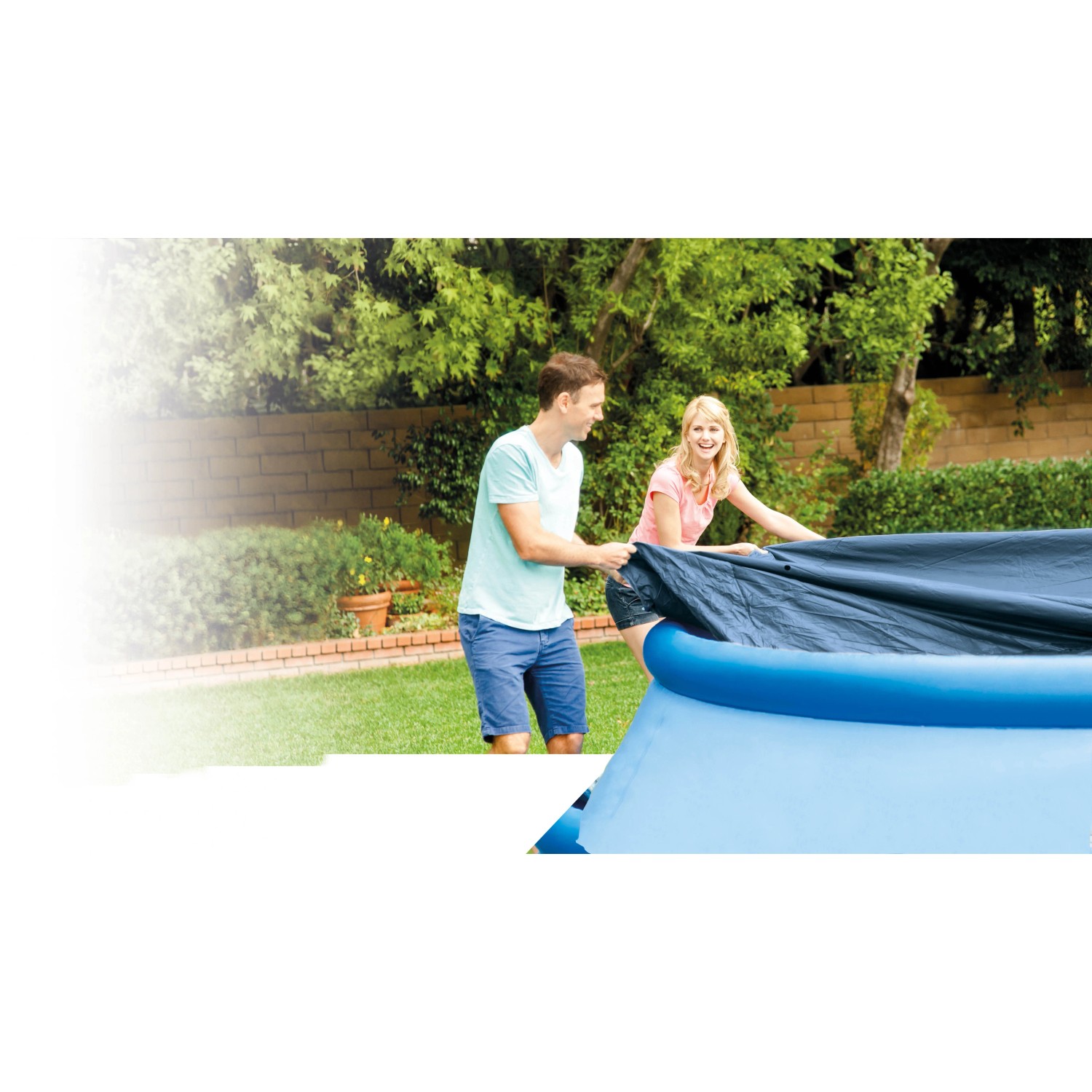 Intex Abdeckplane für Easy Set Pools® (Ø 457 cm) wird von Paar auf Pool gelegt.