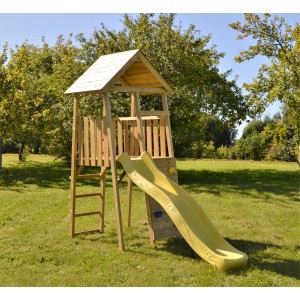 Wendi Toys Spielturm Falke mit gelber Rutsche, Kletterwand und Leiter im Garten.