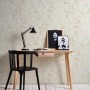 A.S. Création Vliestapete Trendwall Putz Used Creme-Gold an Wand hinter Schreibtisch.