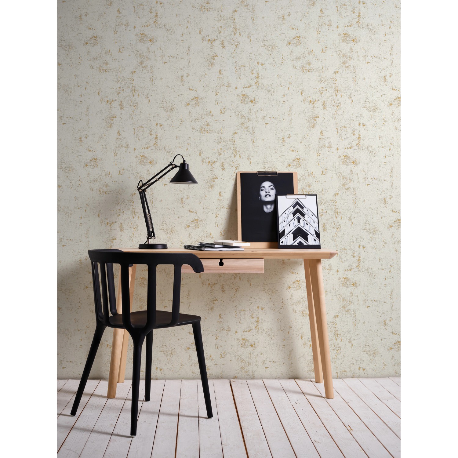 A.S. Création Vliestapete Trendwall Putz Used Creme-Gold an Wand hinter Schreibtisch.