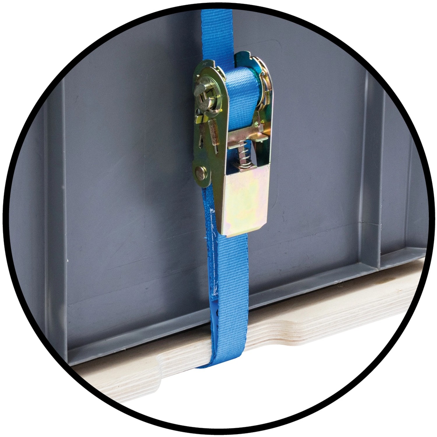 Detailaufnahme: Blaue Spanngurte fixieren eine graue Kiste auf einer Wagner Transporthilfe.