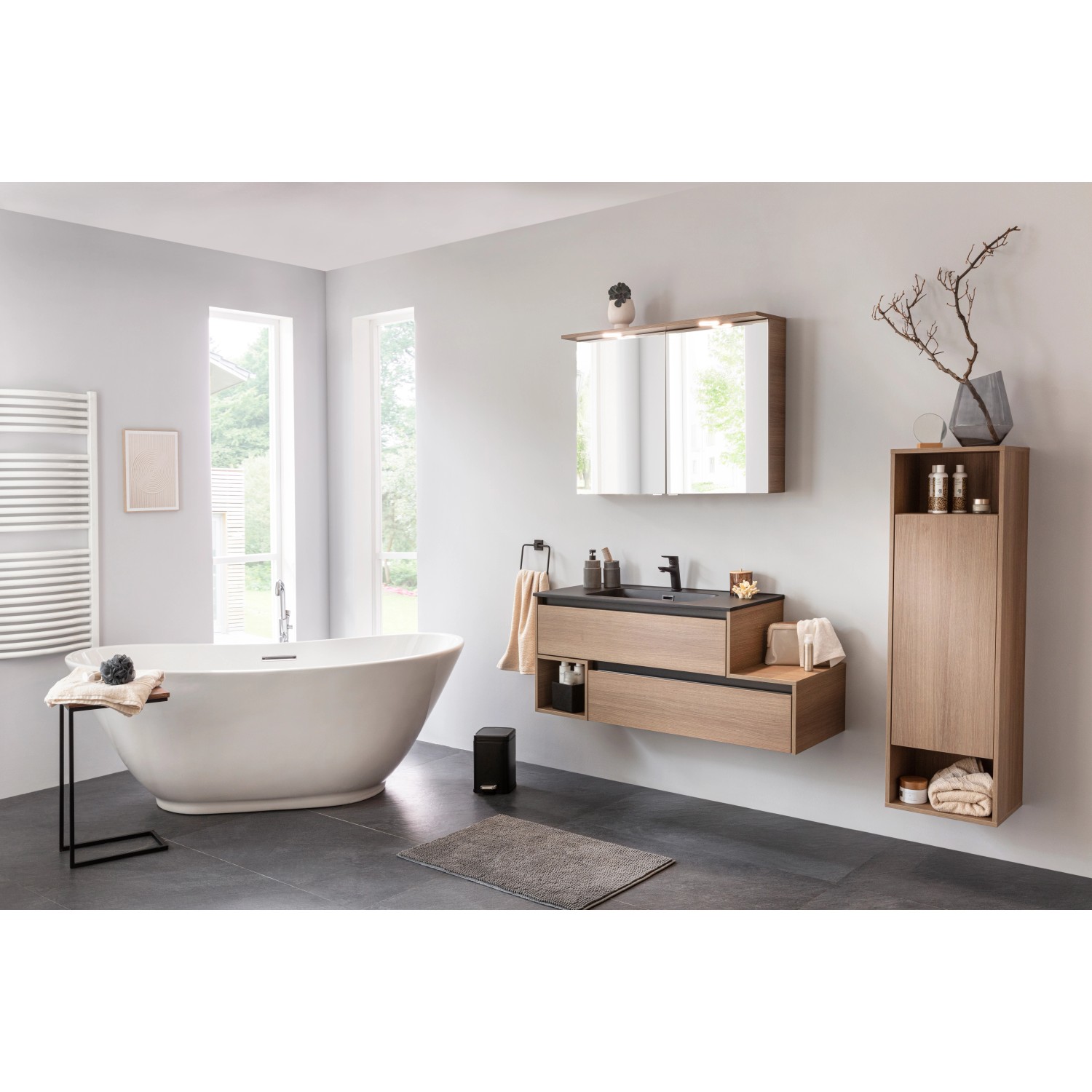 Modernes Bad mit Fackelmann Gusswaschtisch Vita, 101 cm, matt schwarz, mit passendem Spiegelschrank und Badewanne.