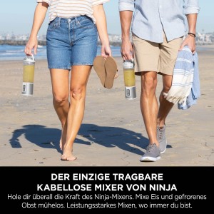 Zwei Personen mit Ninja Mixer Blast am Strand. Kabelloser, tragbarer Mixer in Weiß.