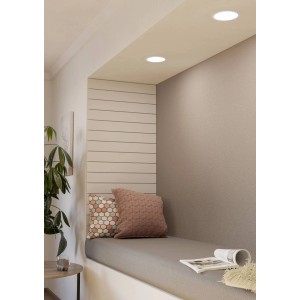 Zwei dimmbare, weiße Eglo LED-Einbauspots Fueva 5 in Decke über Sitzecke.