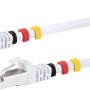 Weißes Schwaiger CAT7 Netzwerkkabel (0,5 m) mit Metallstecker und Farbclips.