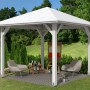 Weißer Skan Holz Pavillon Cannes 1 (294x294 cm) im Garten mit Möbeln und Staffelei.