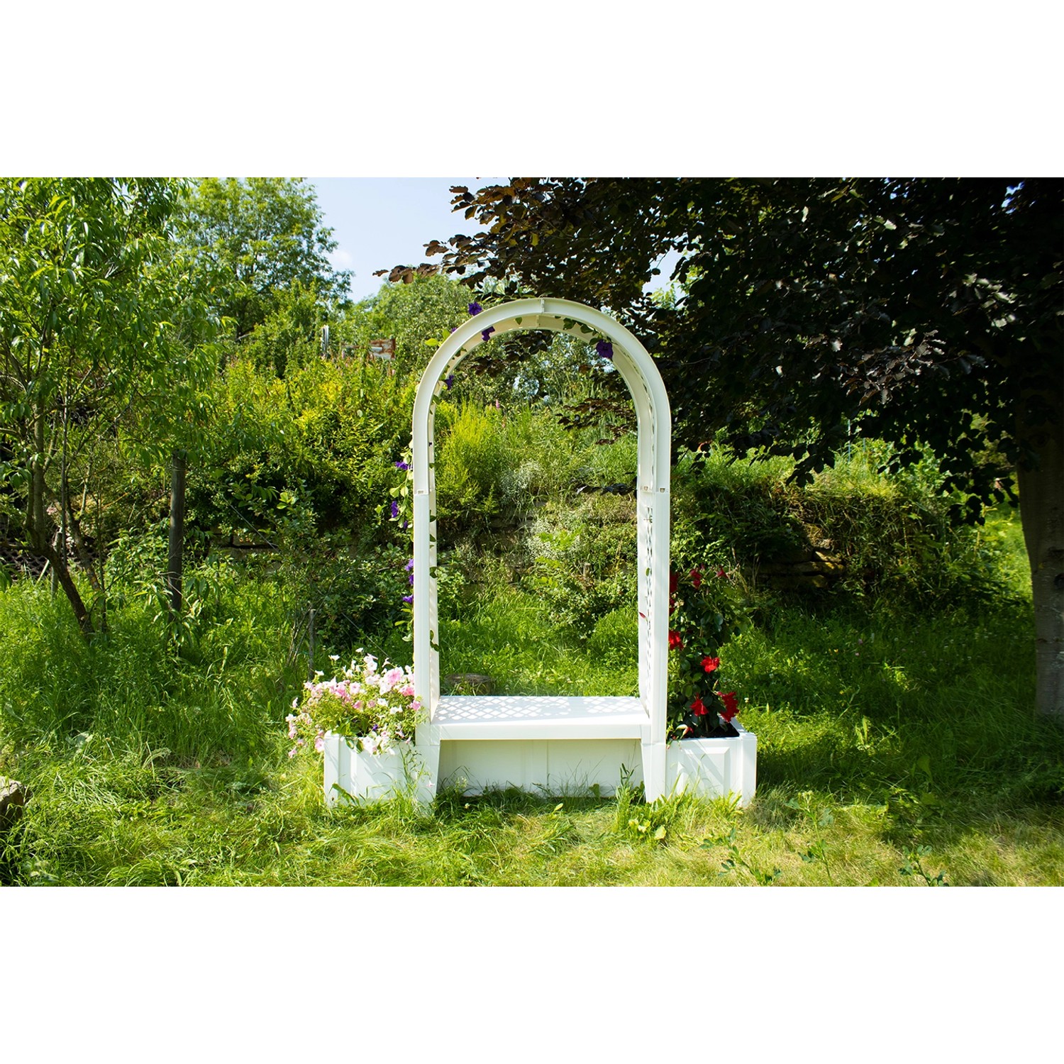 Weiße KHW Gartenbank Brüssel mit Rundbogen und Pflanzkästen im Garten.