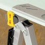 Detailaufnahme: wolfcraft Workstand Auflagebock mit seitlichen Stopps und klappbarer Auflage.
