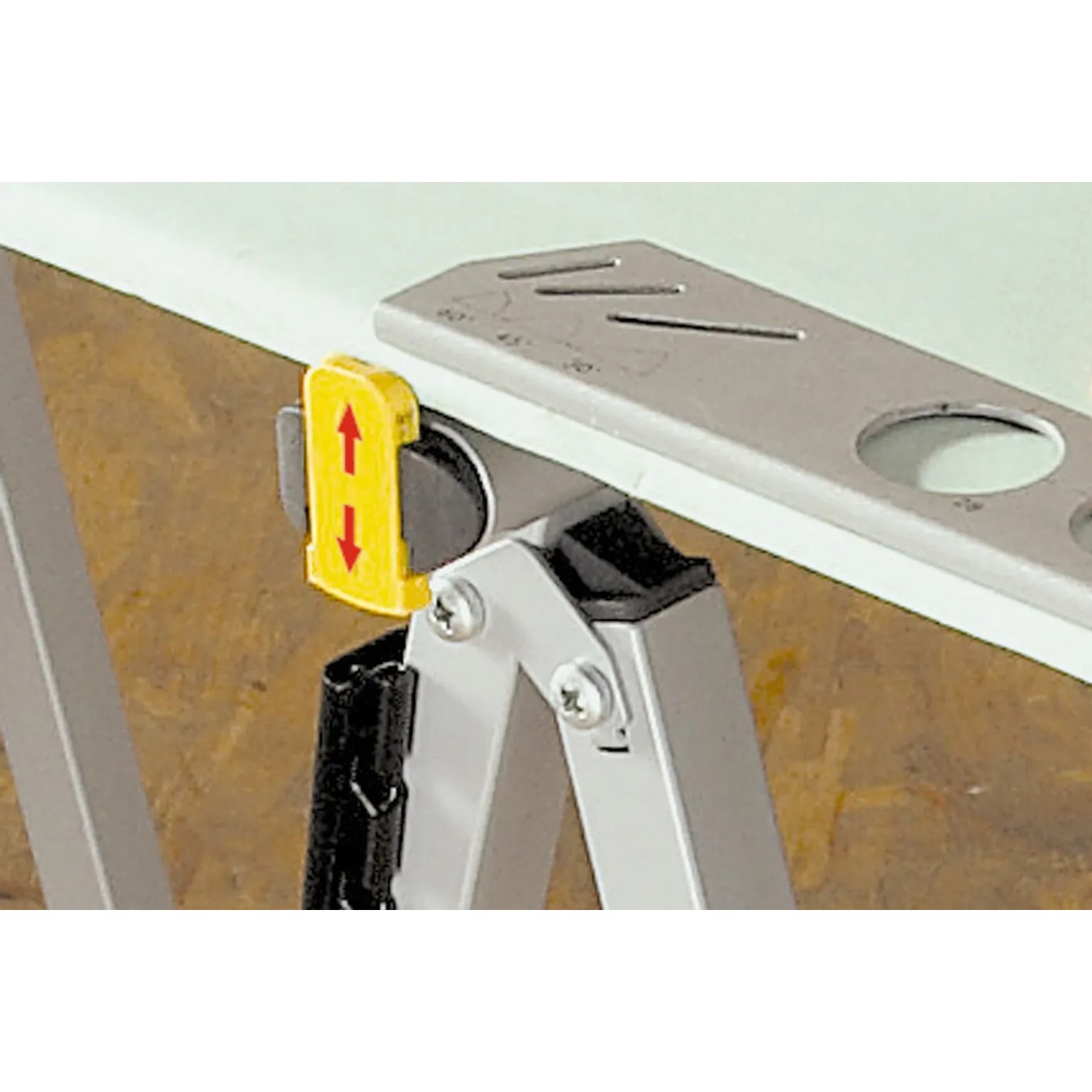 Detailaufnahme: wolfcraft Workstand Auflagebock mit seitlichen Stopps und klappbarer Auflage.