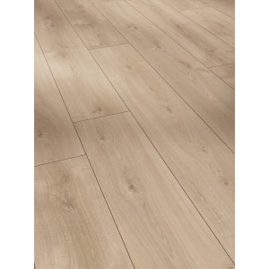 Verlegtes, helles Parador Trendtime 6 Laminat (9 mm), wasserfest, in Holzoptik.