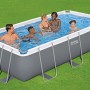 Grauer Bestway Steel Pro MAX Pool 404x201x100 cm mit Sandfilteranlage und badenden Personen.