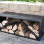 Schwarzes Westmann Kaminholzregal (104x34,5x40cm) mit Holzscheiten vor Steinmauer.
