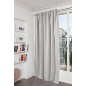 Heller, grauer Moondream Verdunklungsvorhang mit Faltenband, 250x135 cm, vor Fenster.