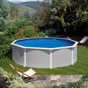 Graues BWT Rundpool-Set Feeling Ø 4,6 m x 1,32 m mit Stahlwand, Leiter und Sandfilteranlage im Garten.