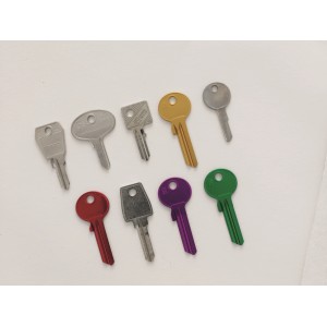 Verschiedene Zylinderschlüssel in Silber, Gold, Rot, Lila und Grün.