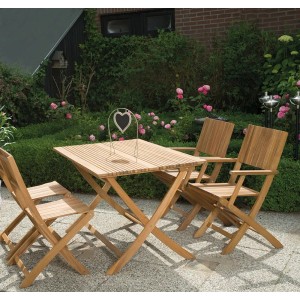 Siena Garden Klappsessel Falun, beige, aus Akazienholz mit Gartentisch und zwei Stühlen.