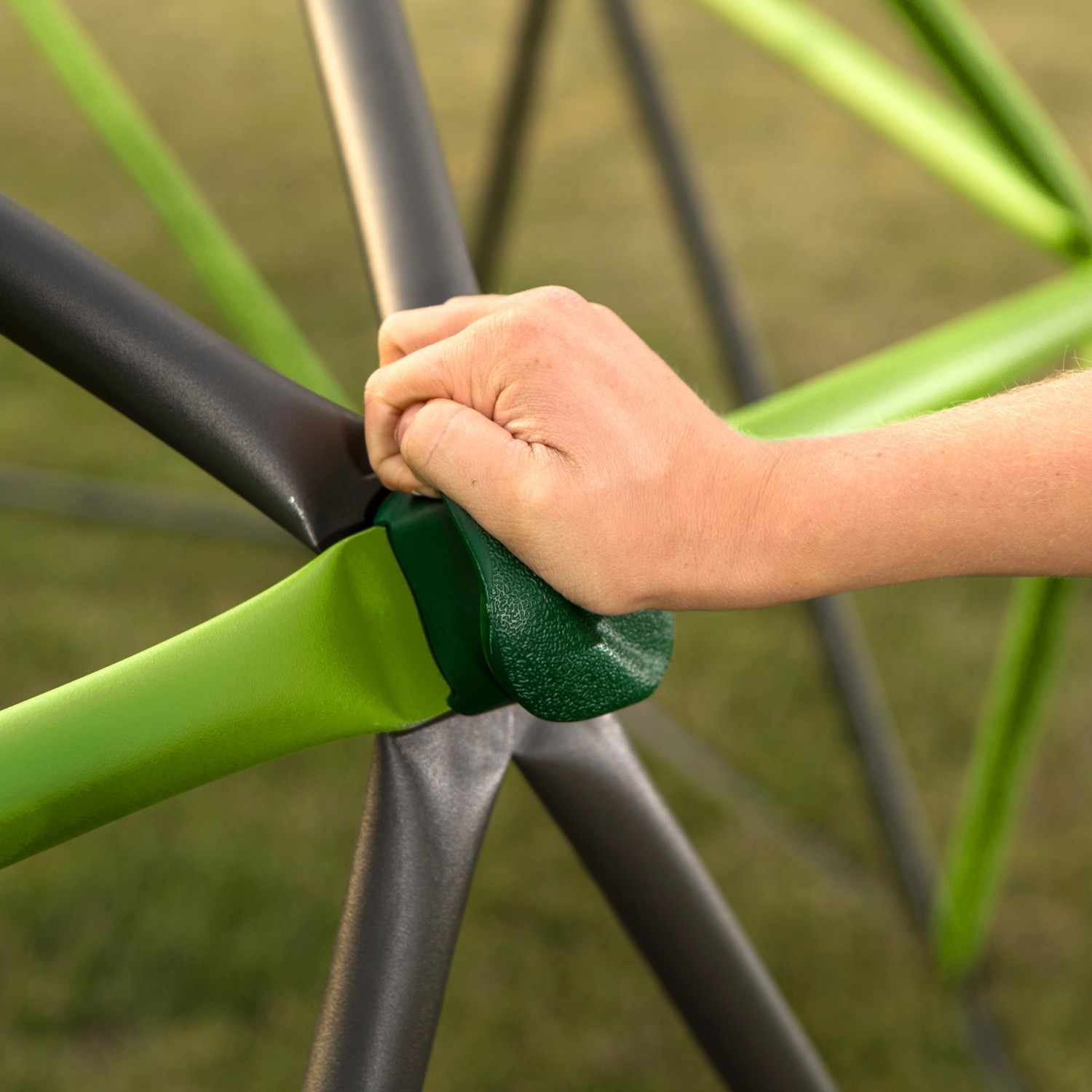 Detailaufnahme: Hand greift nach Sprosse des Lifetime Geodome Klettergerüsts.